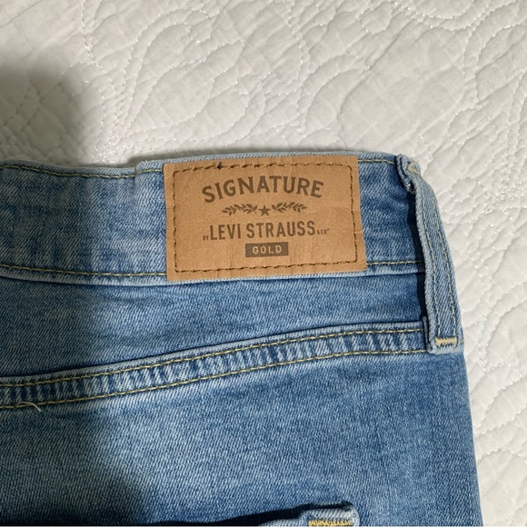 Levi’s signature mom denim cut off jean shorts - Picture 3 of 9